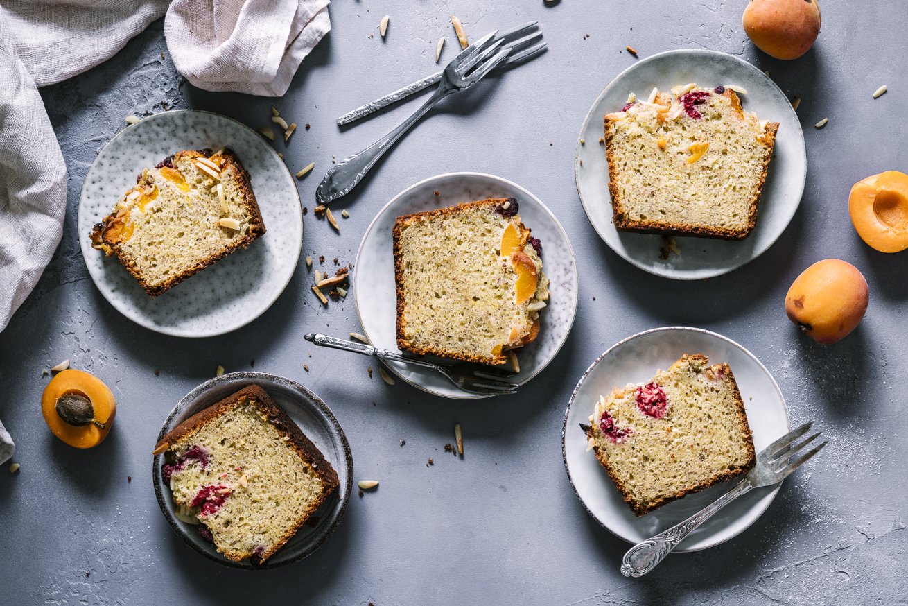 Saftiger Mandel Rührkuchen mit Aprikosen und Himbeeren - Tinastausendschön