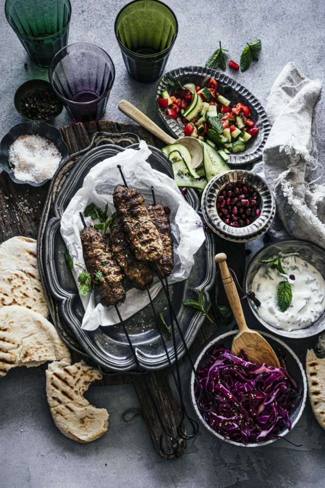 Koeve mit Krautsalat, Minzjoghurt und Pita