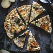 Winter Pizza mit Scamorza und Birnen