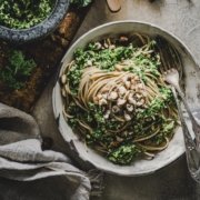 Vollkorn Spaghetti mit Gruenkohl - Haselnuss Pesto