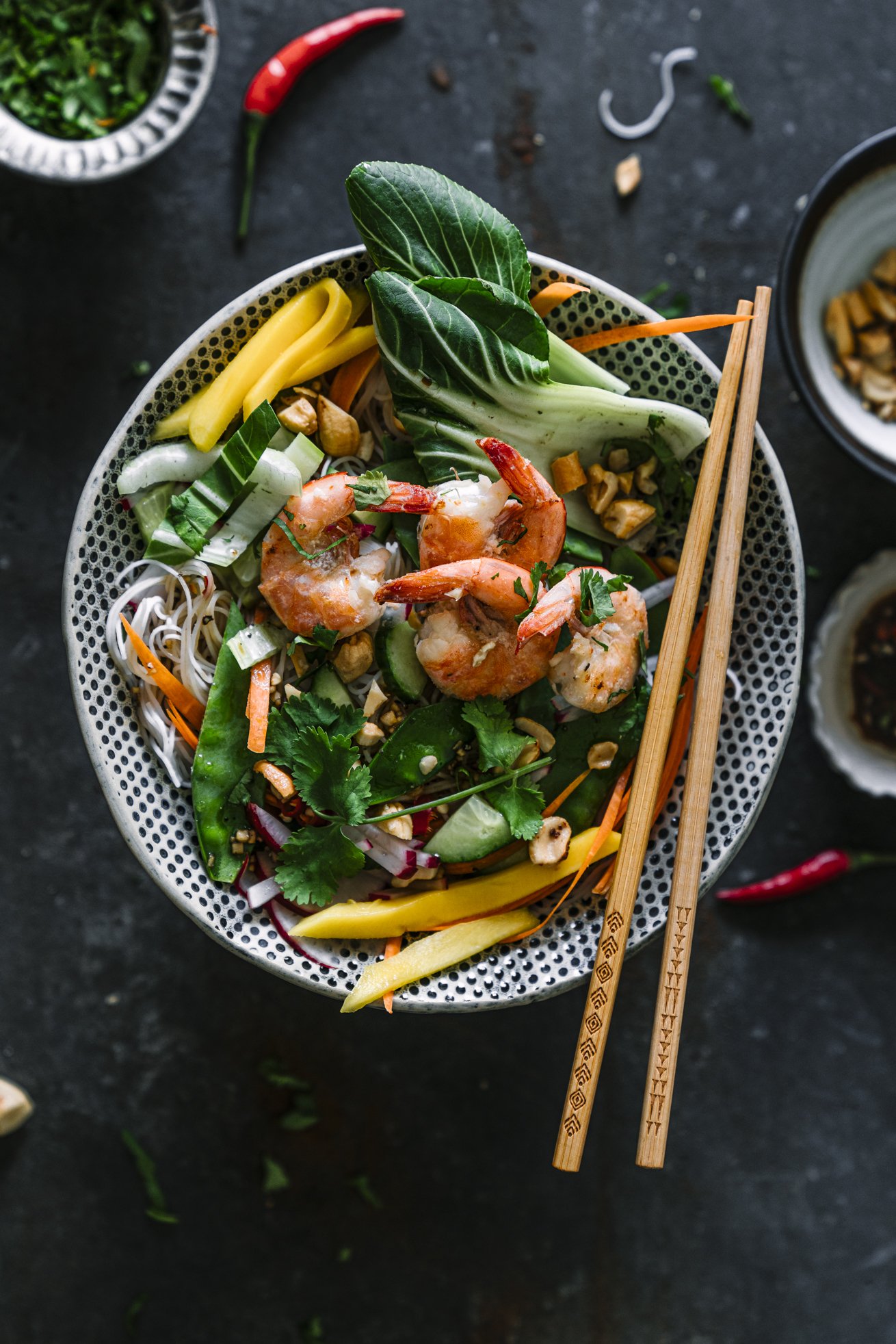 Frühlingshaft Leicht! Asiatischer Reisnudel Salat mit Garnelen ...