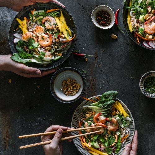 Frühlingshaft Leicht! Asiatischer Reisnudel Salat mit Garnelen ...