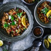 Traditioneller türkischer Bulgur Salat Kisir. Die perfekte Beilage zum Grillen