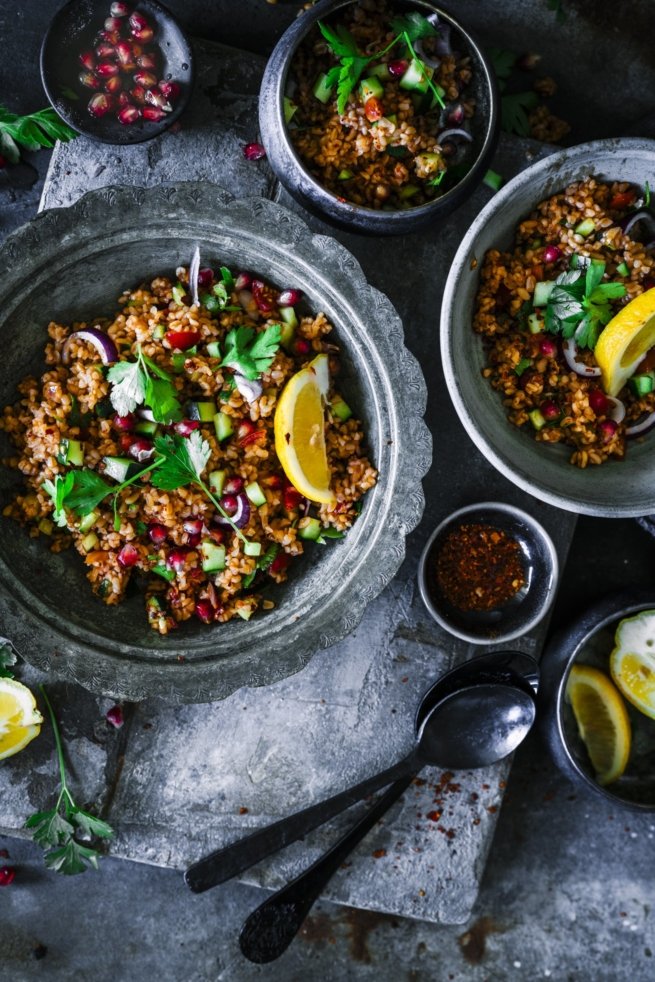 Traditioneller türkischer Bulgur Salat Kisir. Die perfekte Beilage zum Grillen