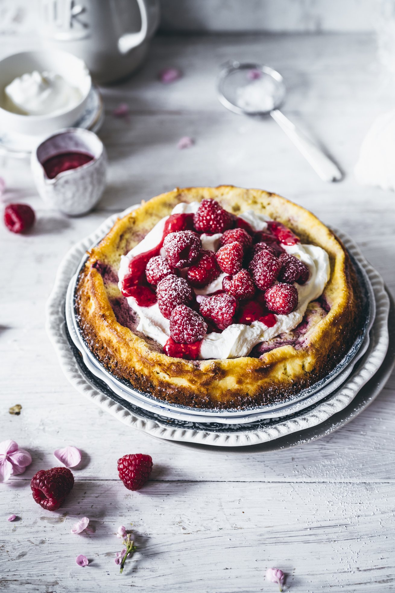 Super cremiger Cheesecake mit Himbeeren und weißer Schokolade