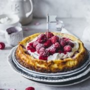 Wir schweben im Käsekuchen Himmel! Cremiger Cheesecake mit Himbeeren und Schokolade. Glutenfrei!