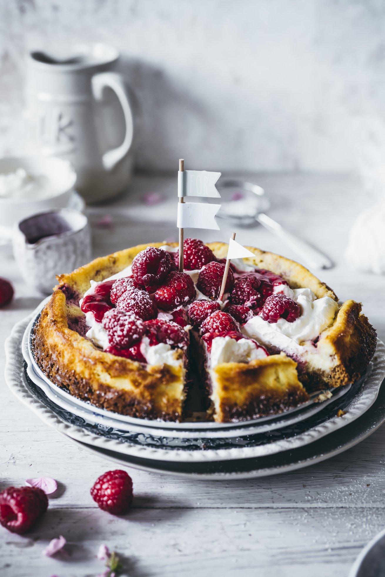 Ein Traum von einem Käsekuchen. Einfaches Rezept für einen cremigen Cheesecake mit Himbeerswirl und Schokolade