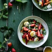 Erfrischende Kombination von Erdbeeren und Minze. Abgerundet durch ein pikantes Mangodressing. Unser perfekter Sommersalat