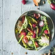 Bunter Gartensalat mit Himbeeren