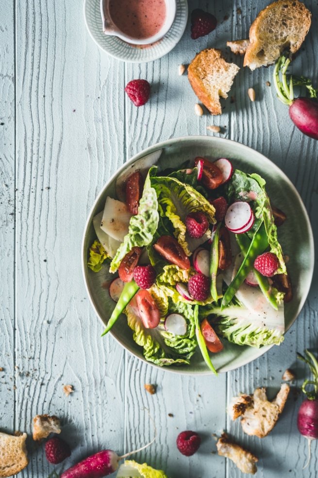 Bunter Gartensalat mit Himbeeren