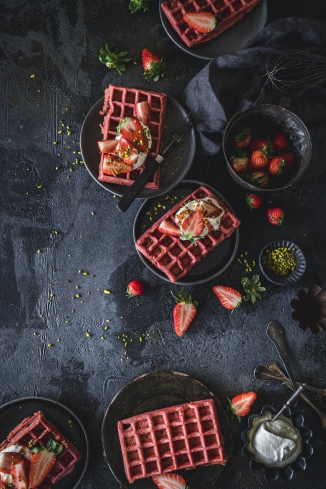 Knusprige Red Velvet Waffeln mit Erdbeeren und Sahne. Wunderbares Rezept für Kinder