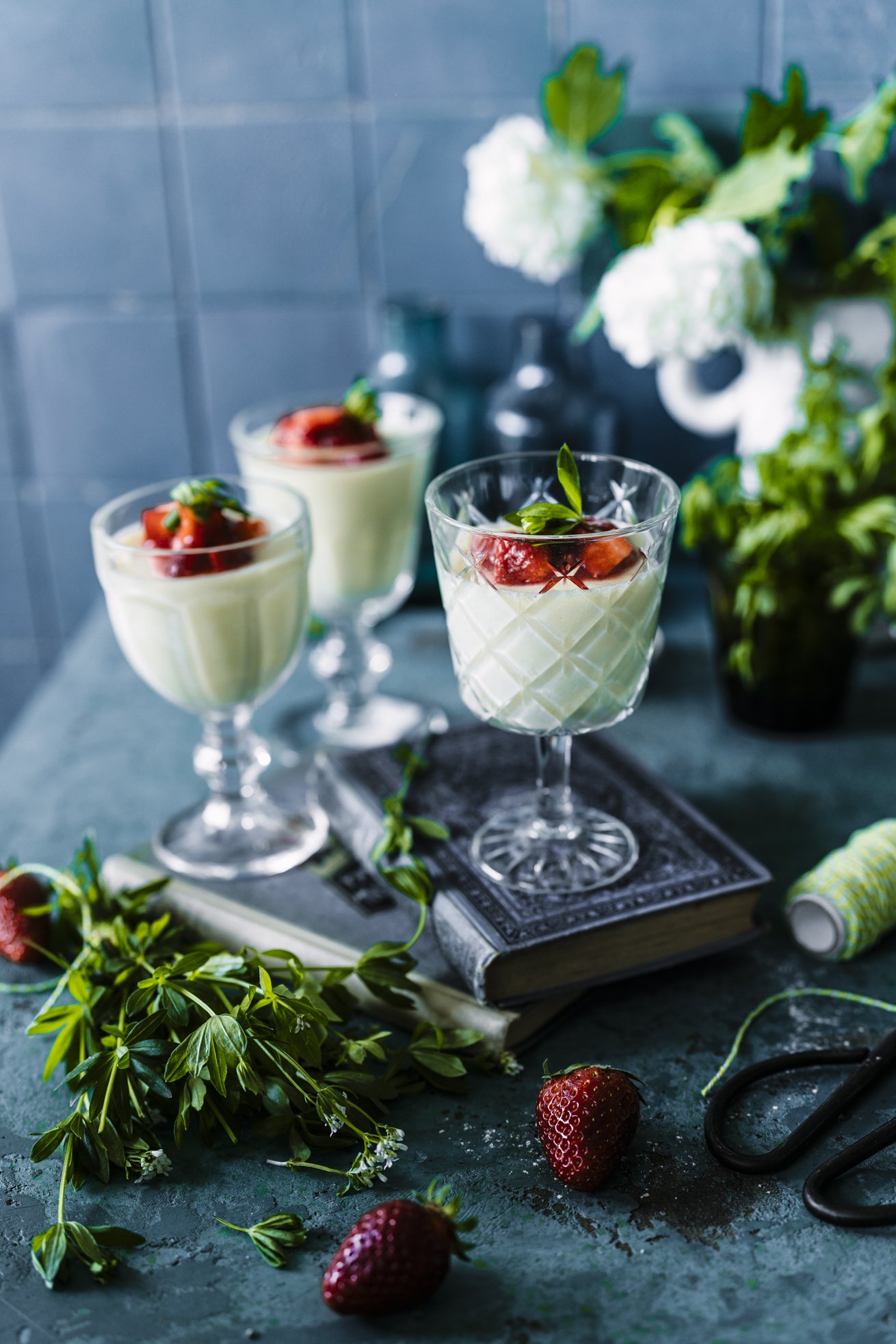 Waldmeister Quark Mousse mit Erdbeeren | Tinastausendschön