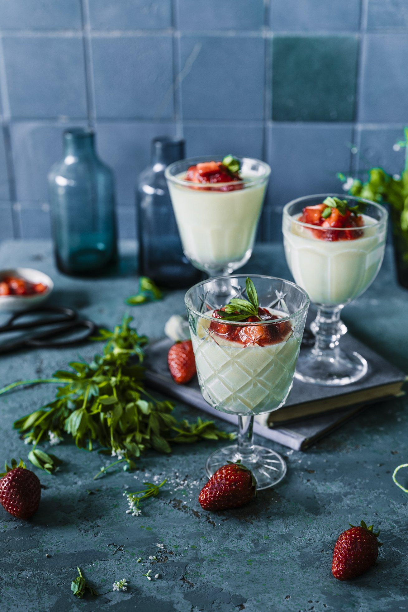 Waldmeister Quark Mousse mit Erdbeeren | Tinastausendschön