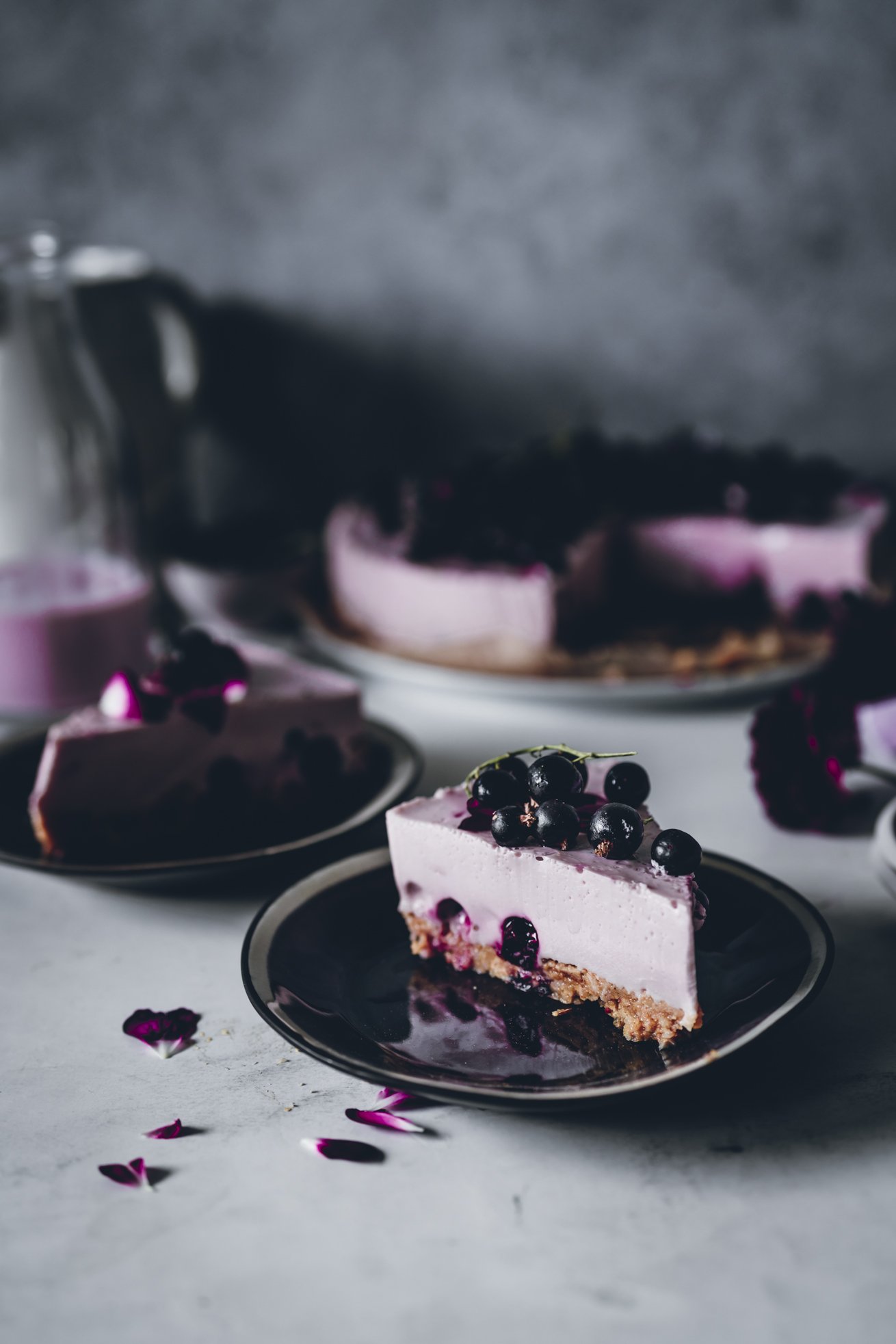 Sommerliche No Bake Buttermilch Torte mit Cassis