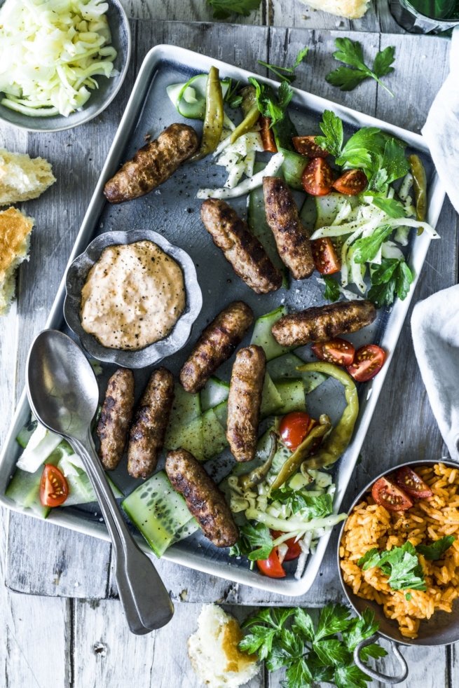 Unsere Lieblings Cevapcici nach Original Rezept. Mit Tomatenreis und Ajvar Dip