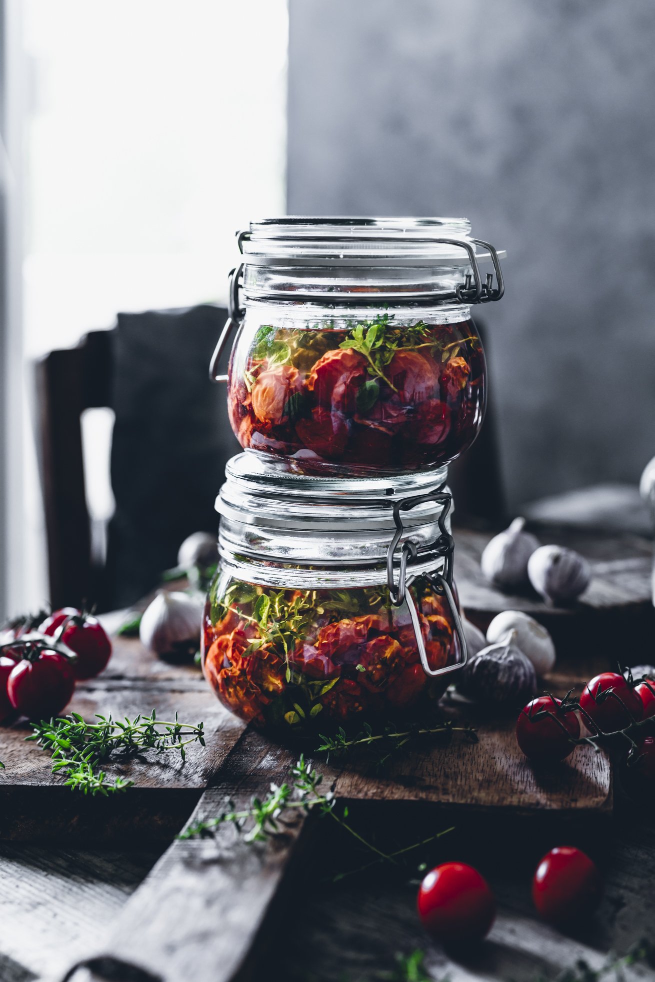 In Öl eingelegte getrocknete Tomaten mit Thymian und Oregano