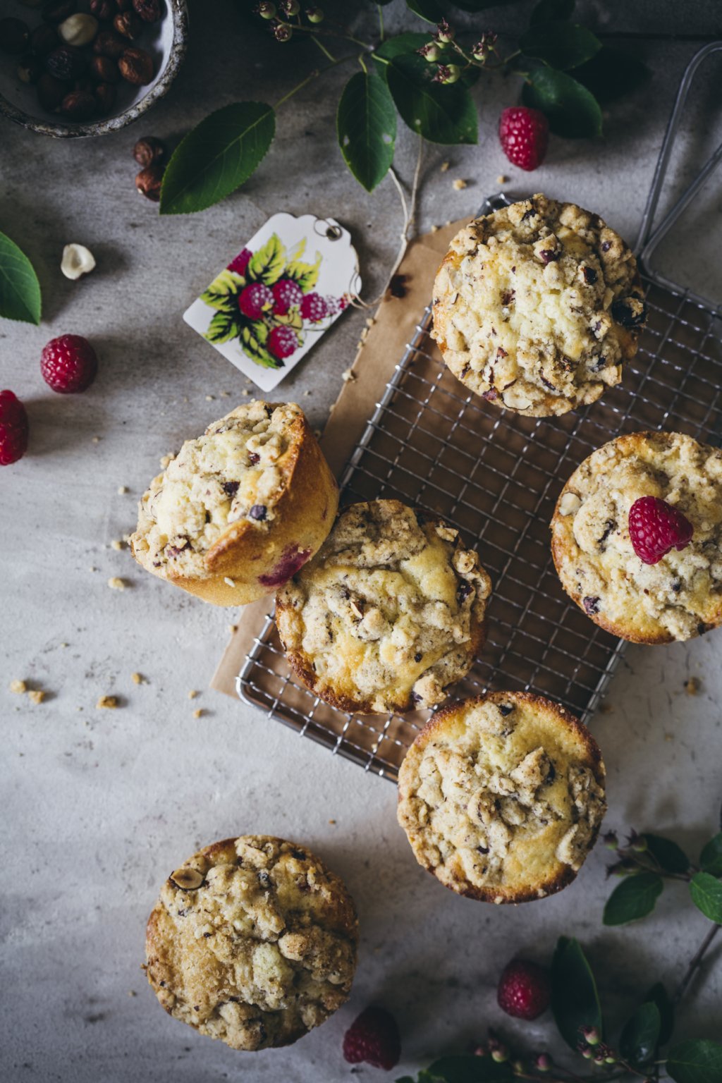 Kinderleichtes Rezept für saftige Muffins mit Himbeeren und knusprigen ...