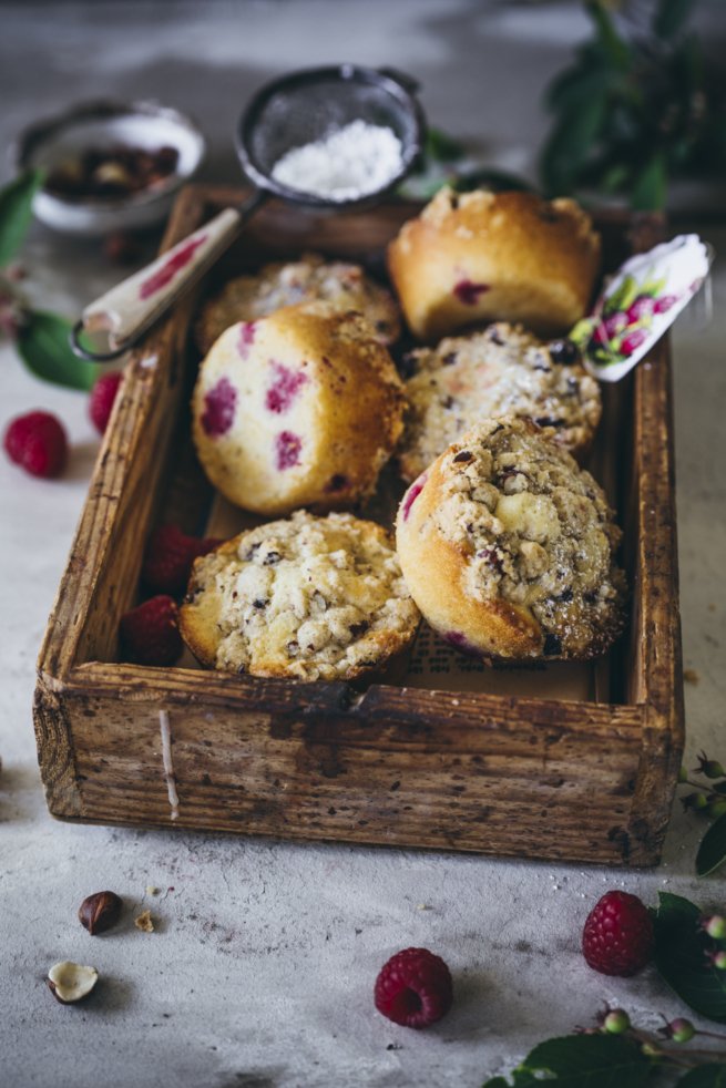 Kinderleichtes Rezept für saftige Muffins mit Himbeeren und knusprigen ...