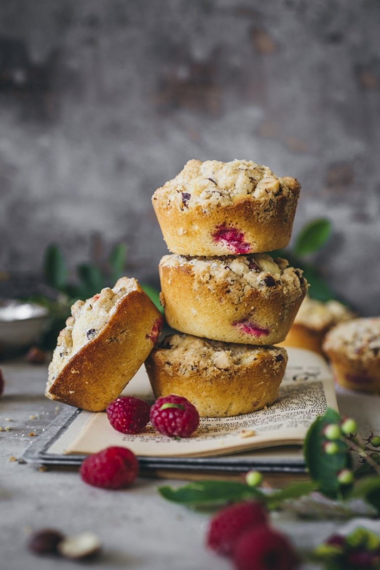 Kinderleichtes Rezept für saftige Muffins mit Himbeeren und knusprigen ...