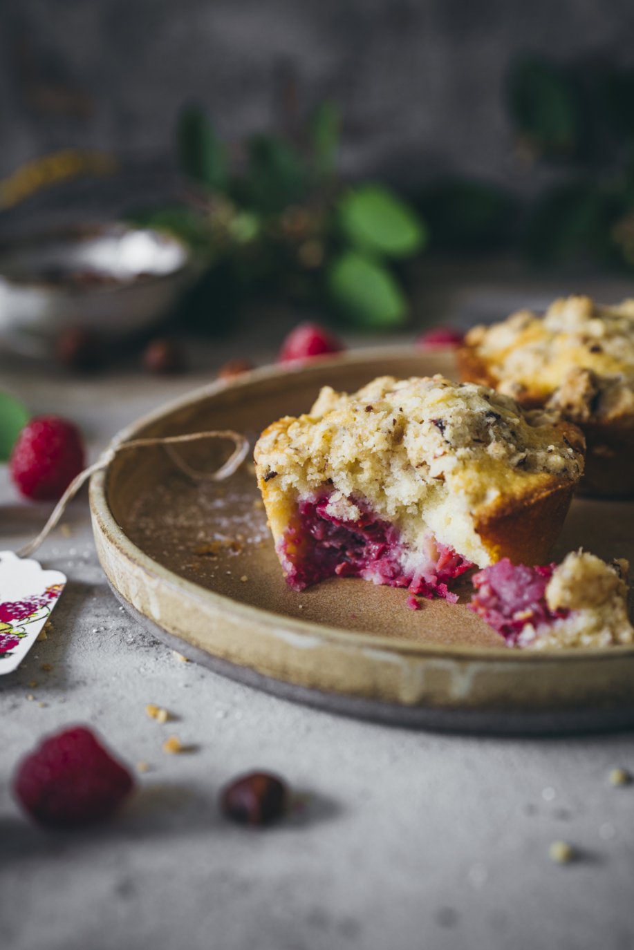 Kinderleichtes Rezept für saftige Muffins mit Himbeeren und knusprigen ...