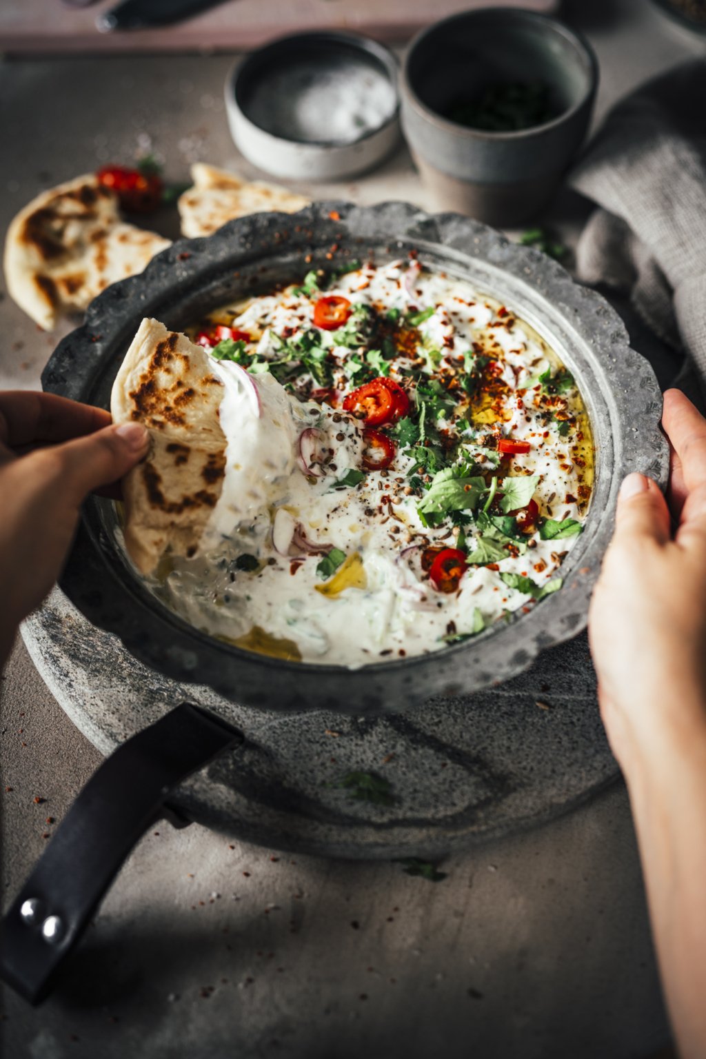 So geht Dip auf Indisch: Pikante Gurken Raita mit selbstgemachtem ...