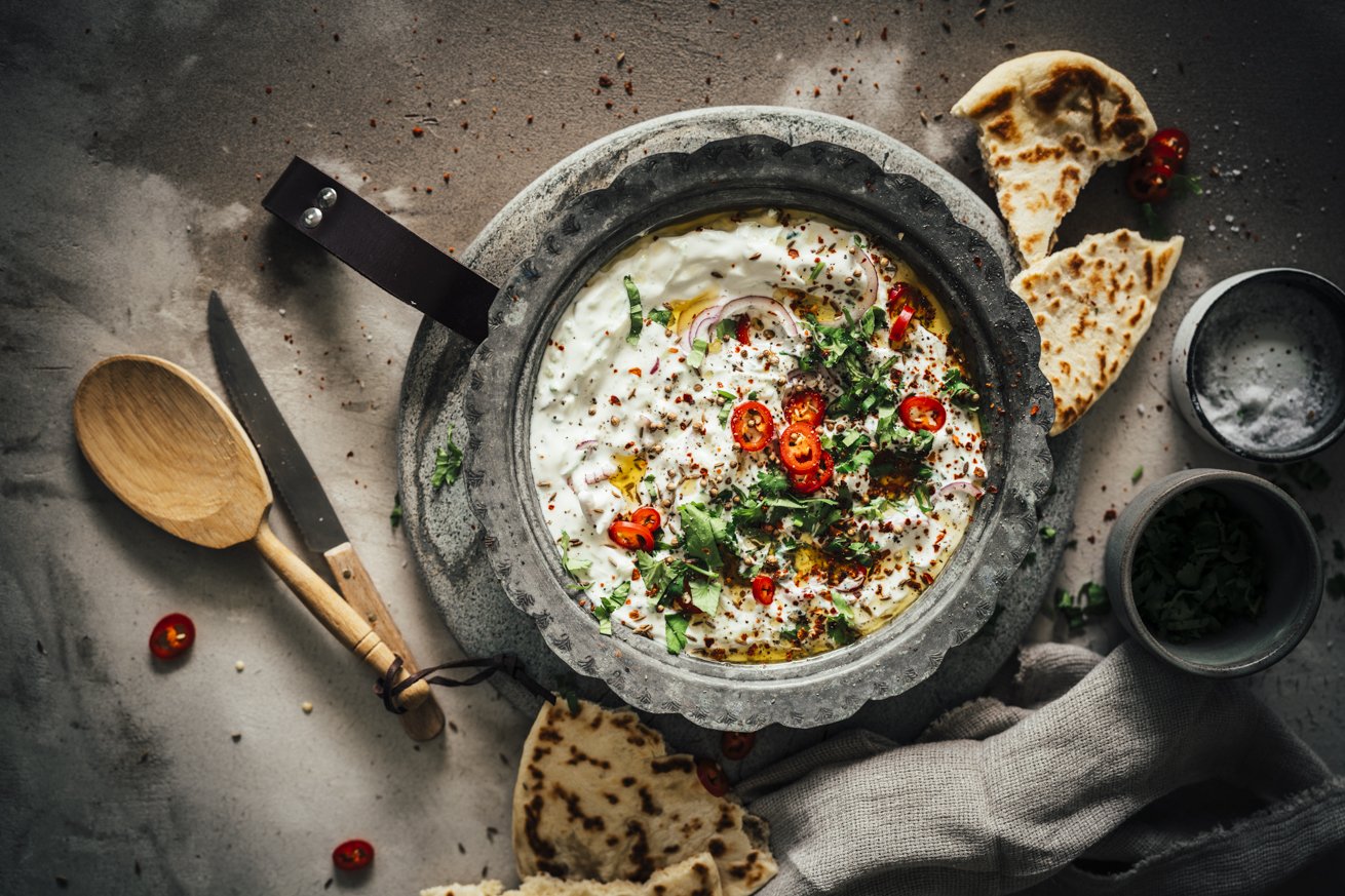 Indischer Dip - Raita mit Gurken und Peperoni