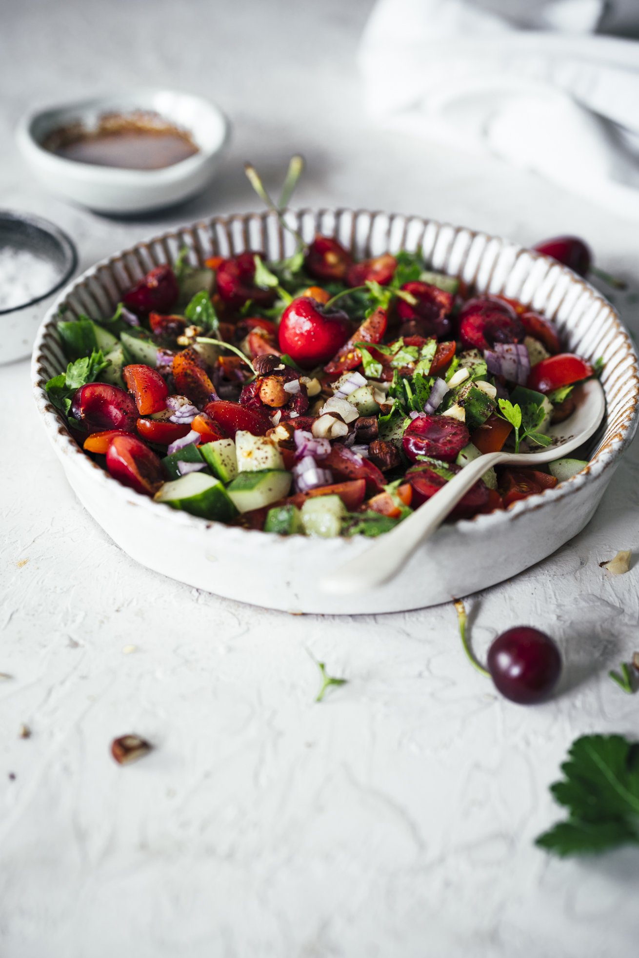 Tomaten. Gurken. Kirschen und Sumach. Zusammen in einem veganen Salat