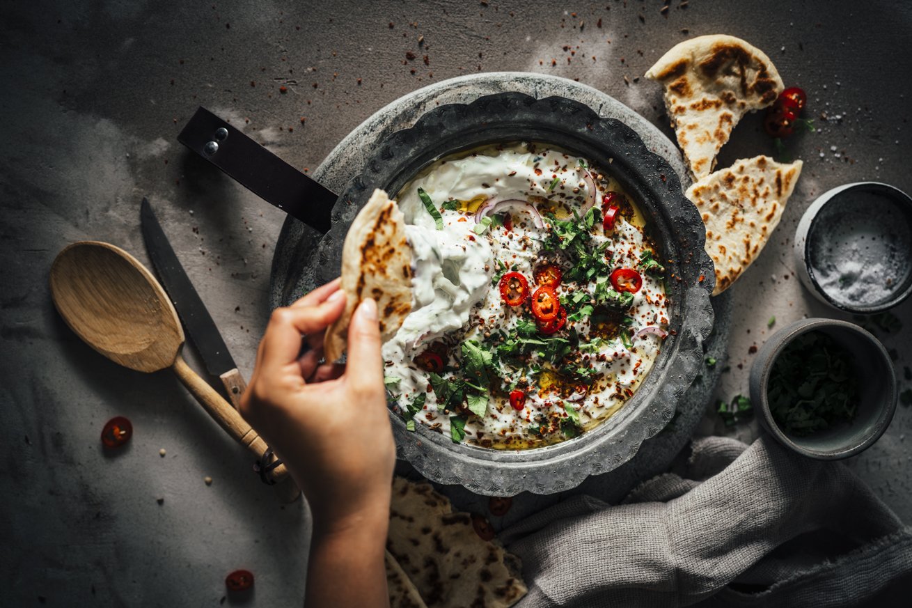 Indischer Dip - Raita mit Gurken und Peperoni