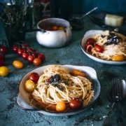 Mit Gin aufgepeppte Tomatensauce geben diesen Spaghetti den besonderen Kick