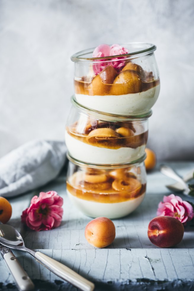 Sommer Dessert im Glas. Vanillecreme mit Aprikosen