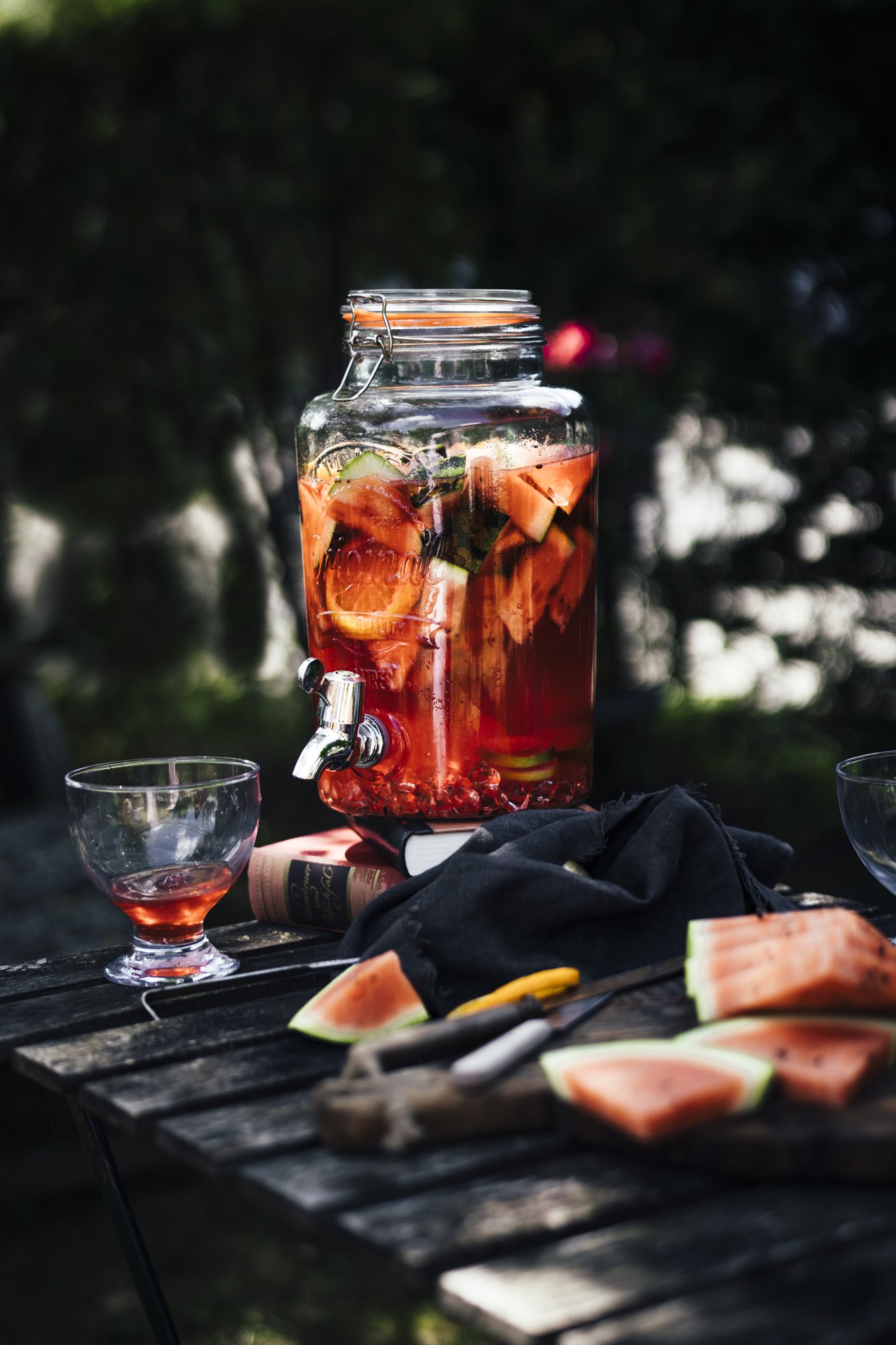 Perfekter Sommerdrink. Aperol Spritz Sangria mit Melonen