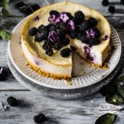 Leichter Ricotta Cheesecake mit Brombeeren