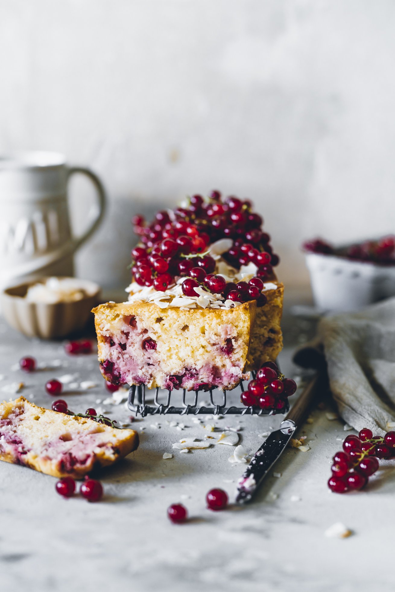 Saftiger Sommer Johannisbeer Kokos Kuchen - Tinastausendschön