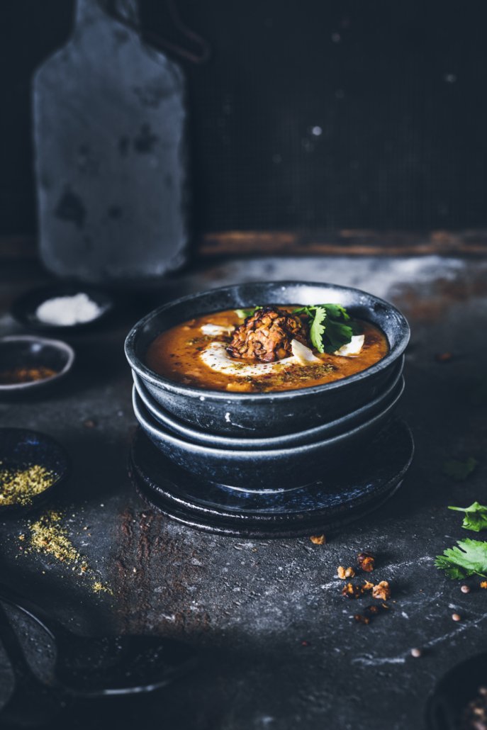 Rezept für unsere Lieblings Tomatensuppe mit Kokosmilch und Linsenbällchen!