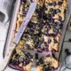 Einfaches Rezept für einen fluffigen Butterkuchen mit Blaubeeren und Pinienkernen