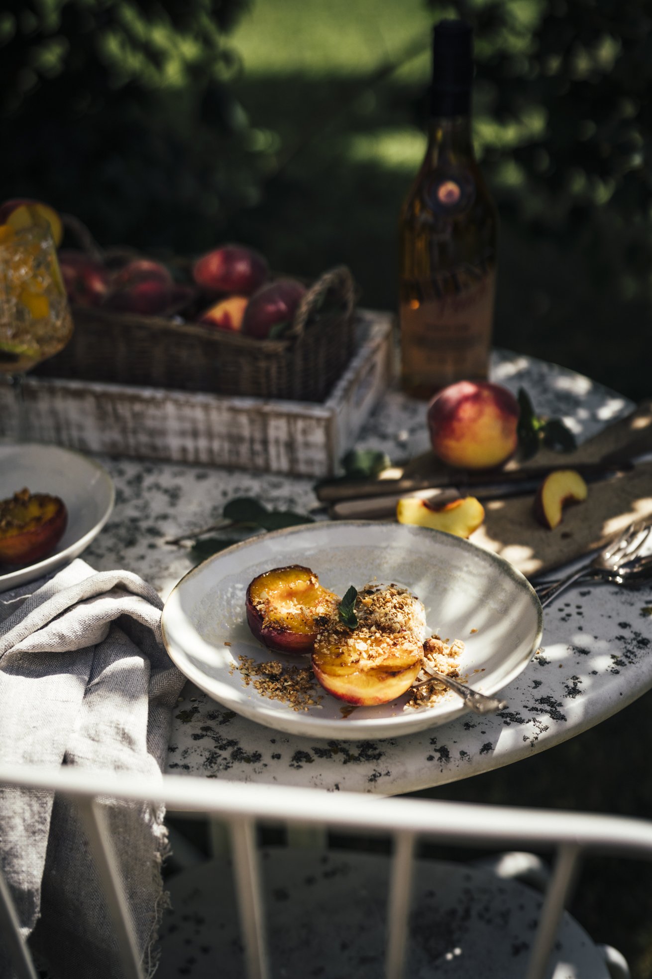 Gegrillte Pfirsiche mit Honig, Eis und Crunch