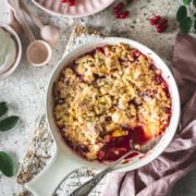 Super saftiger Pfirsich Beeren Crumble