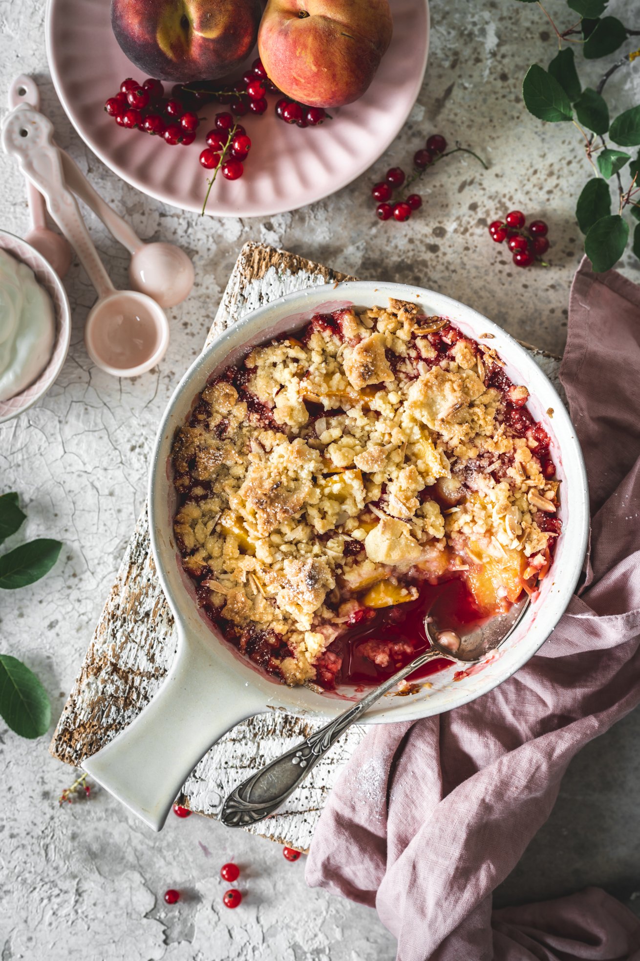 Super saftiger Pfirsich Beeren Crumble