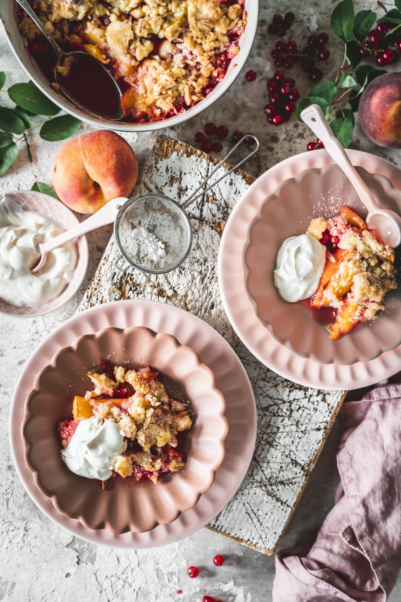 fantastisches Rezept für einen Beeren Crumble mit Pfirsichen