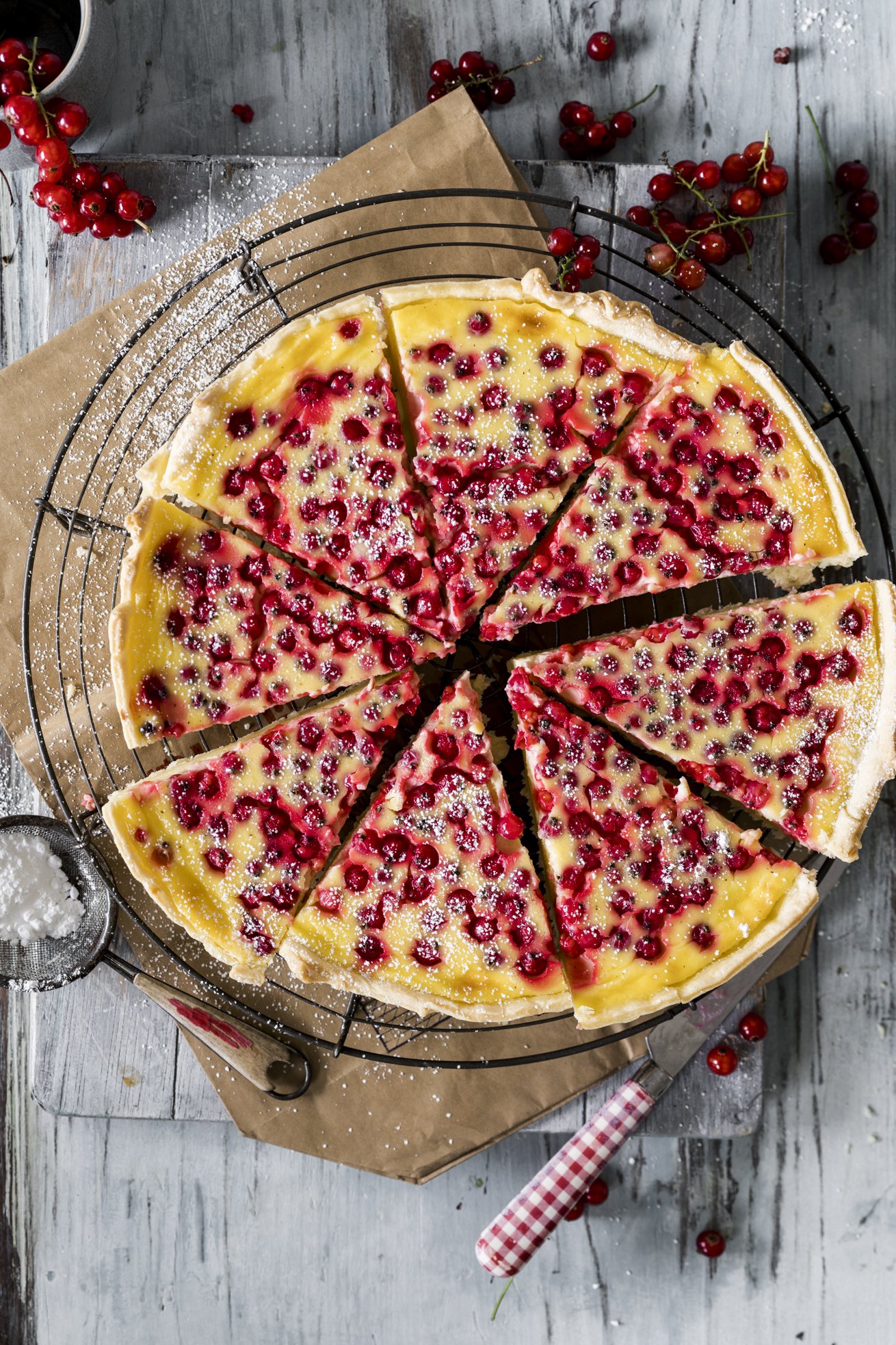 Leckerer Schmandkuchen mit Johannisbeeren