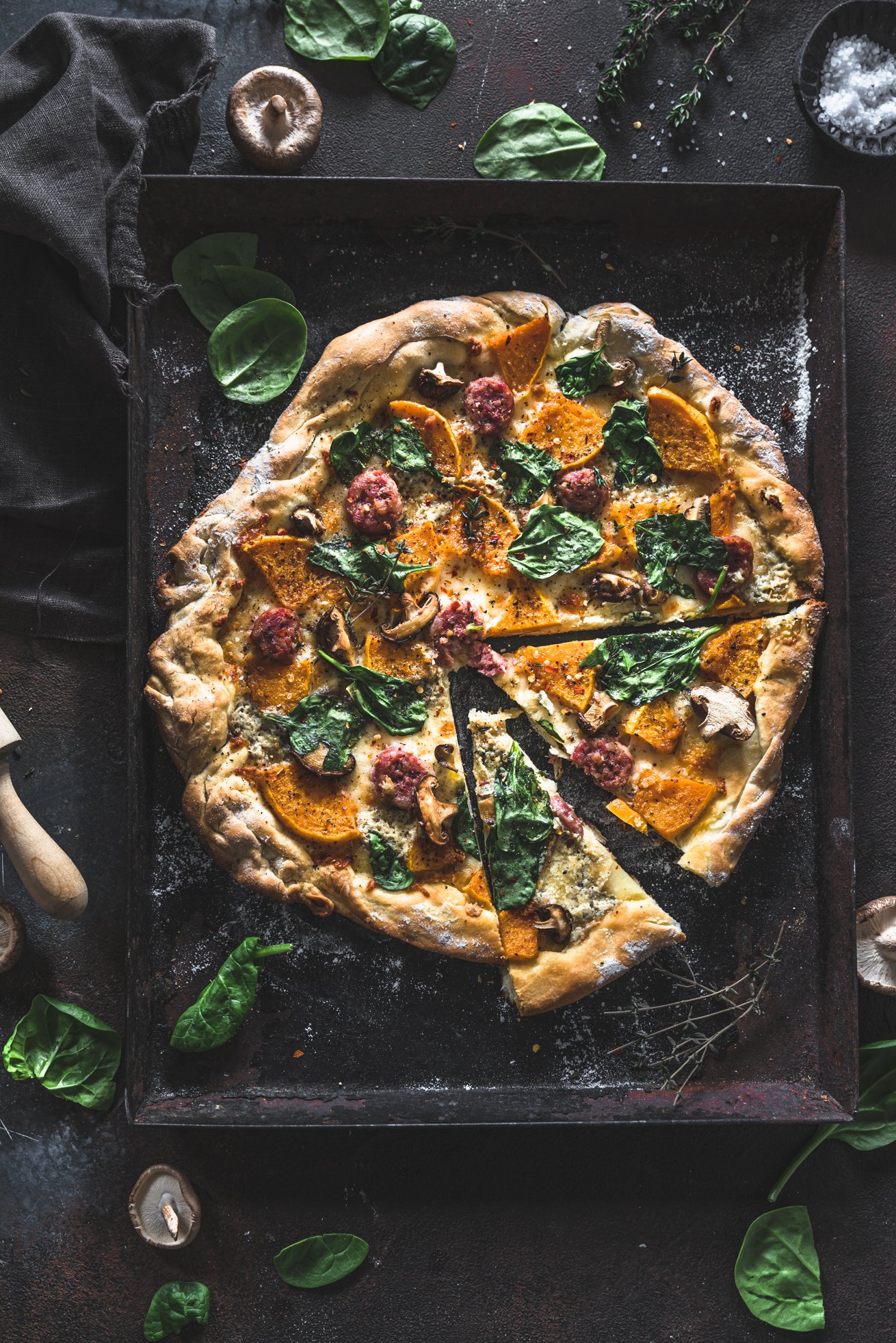 Extra knuspriger Pizzateig - mit Butternut, Stilton und Salsiccia