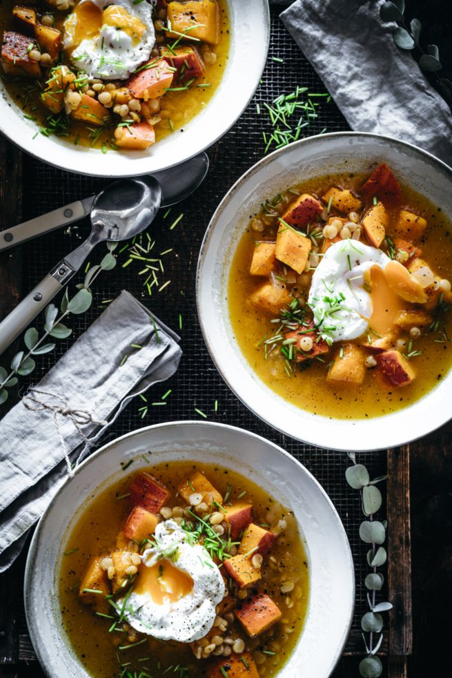 Himmlisches Rezept für eine Kürbissuppe mit pochiertem Ei