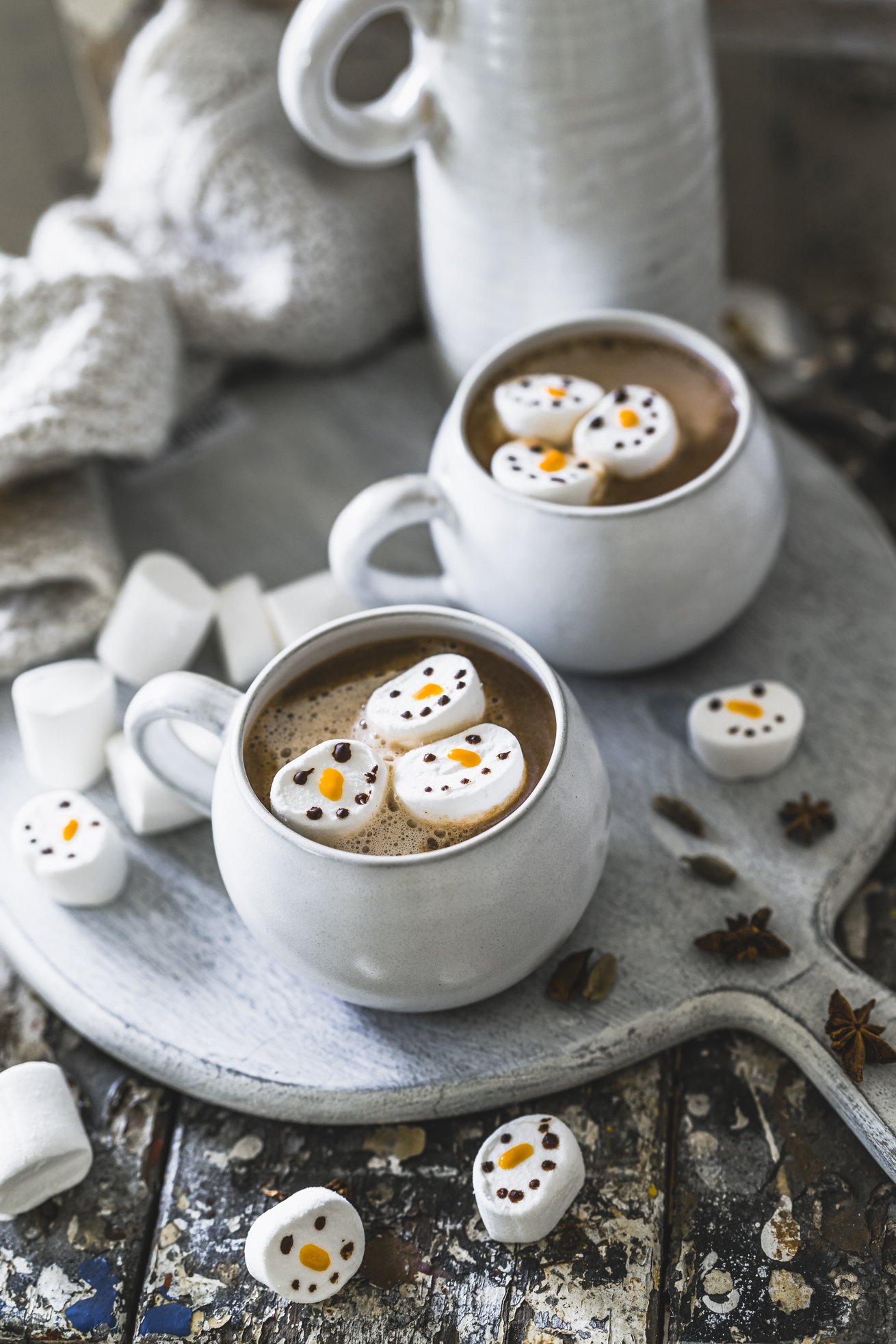 Chai Latte mit Marshmallow Schneemännern