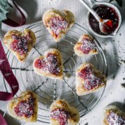 Spaghetti-Eis Plätzchen mit Marzipan und Erdbeer Marmelade