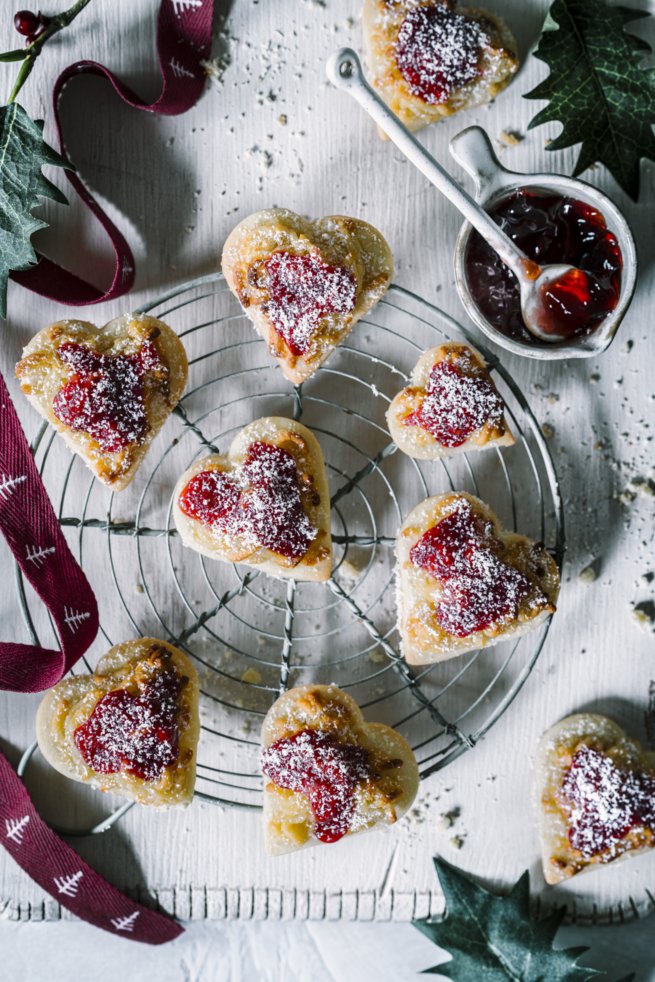 Spaghetti-Eis Plätzchen mit Marzipan und Erdbeer Marmelade