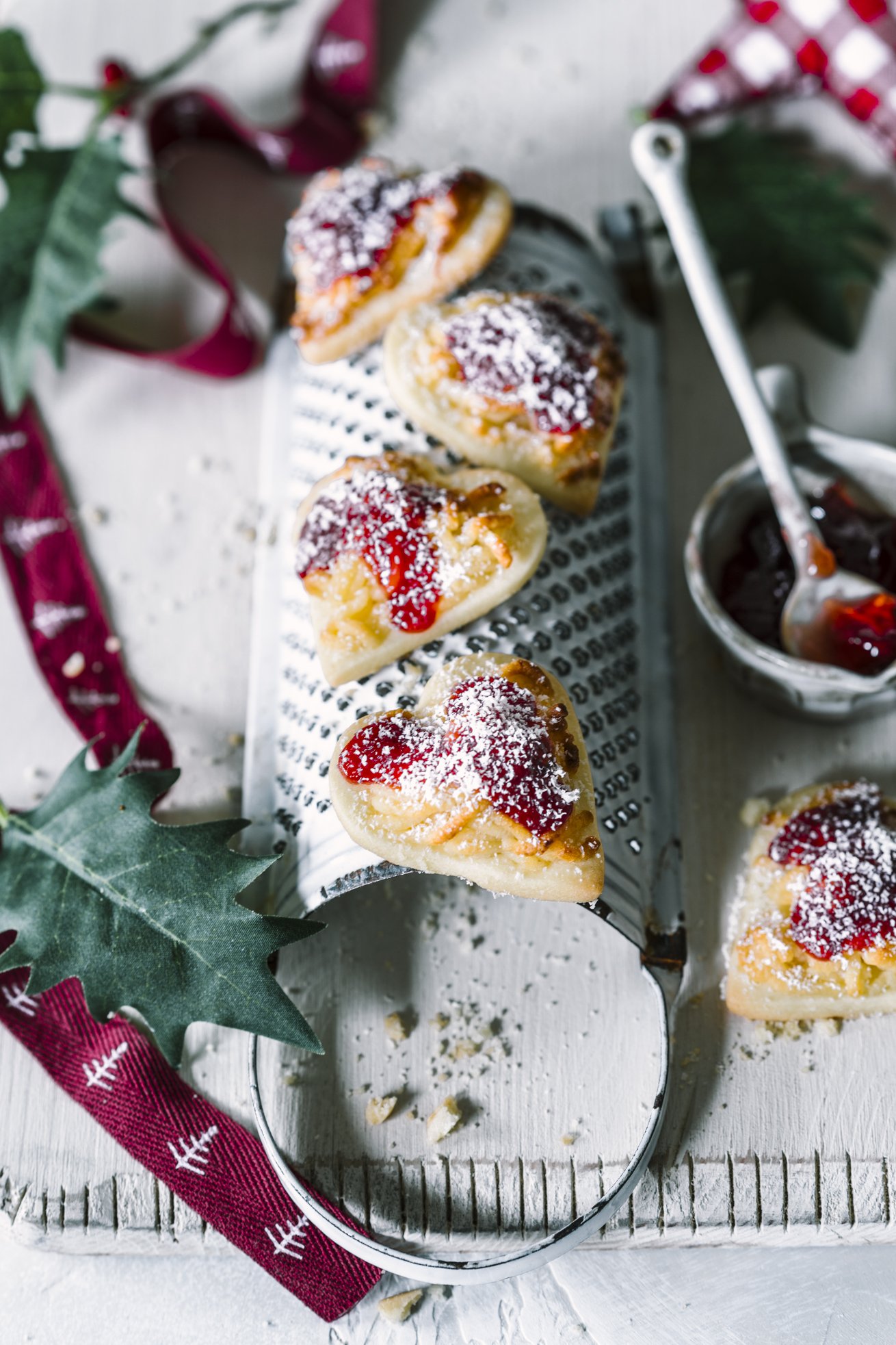 Spaghetti-Eis Plätzchen mit Marzipan und Erdbeer Marmelade