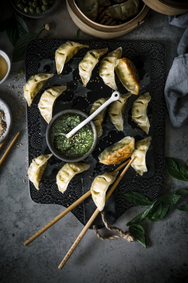 Gemüse Wan Tan mit Asia Pesto aus Thai Basilikum und Wasabi Nüssen