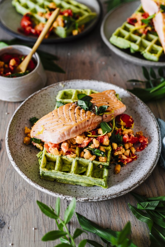 Herzhafte Bärlauchwaffeln mit Lachsfilet und Gremolata