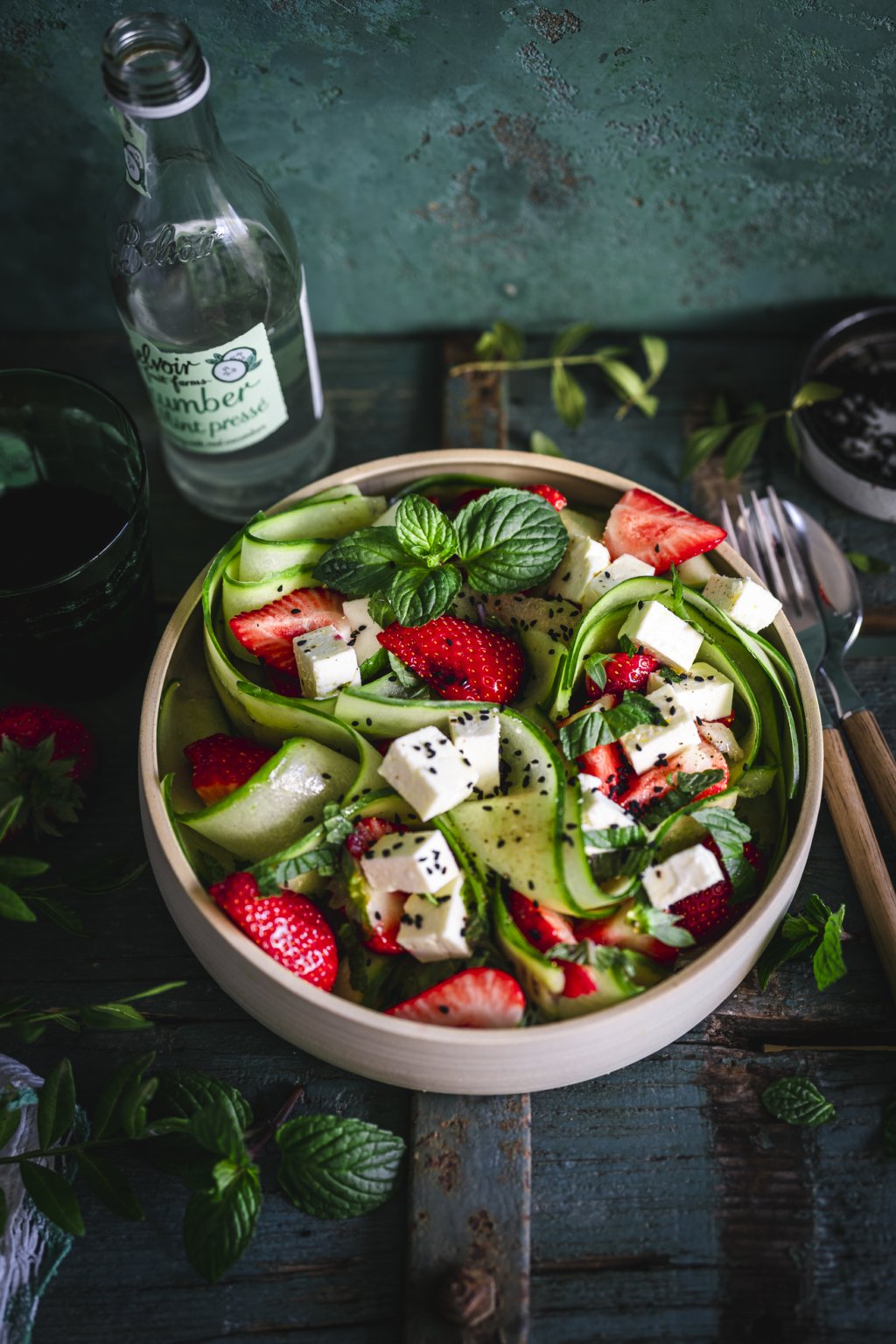 Perfekt als Grillbeilage: Rezept für Gurken Salat mit Erdbeeren und Feta