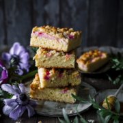 Unkomplizierter Rhabarberkuchen mit Streusel